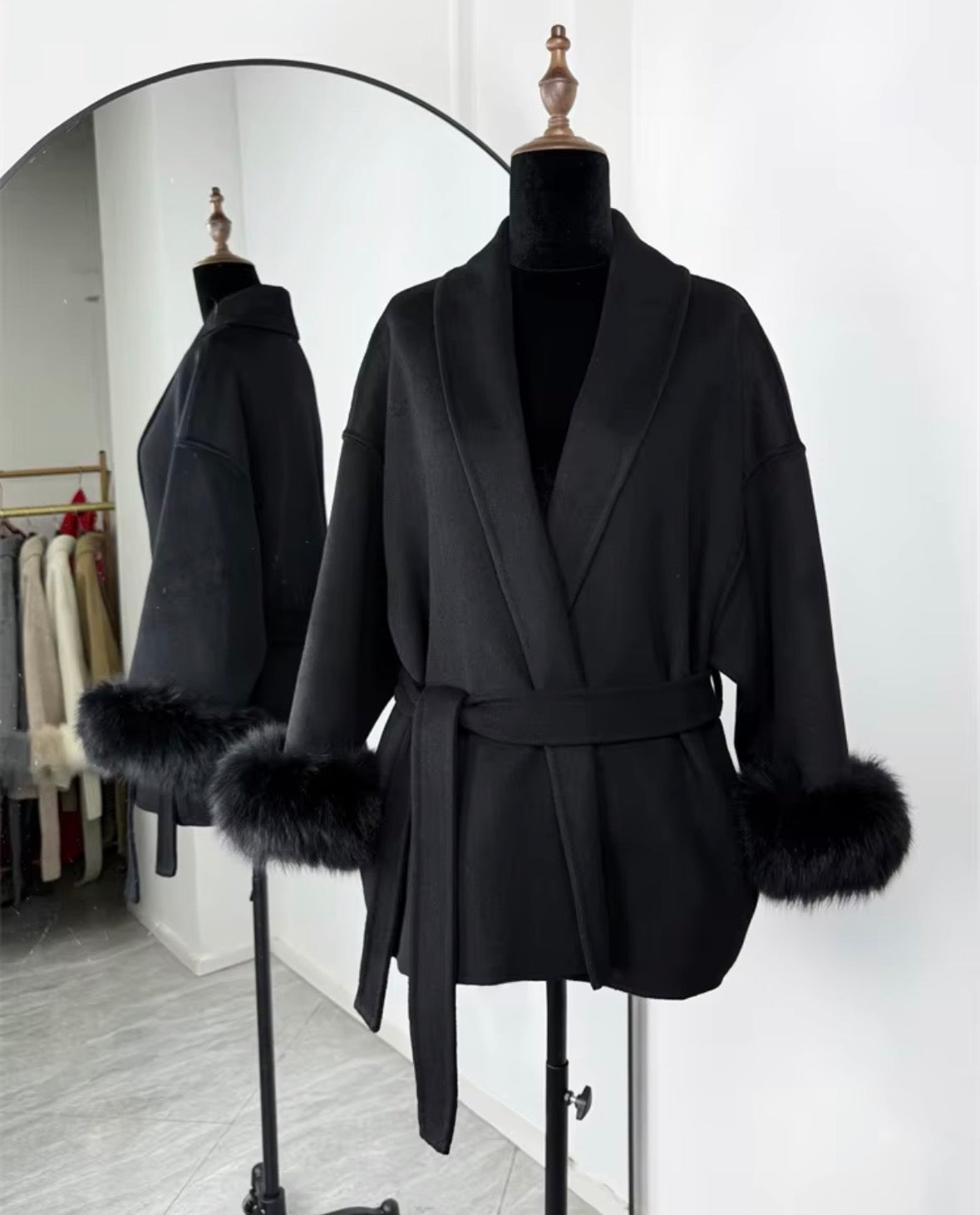 Manteau en laine design uni avec empiècements en fourrure