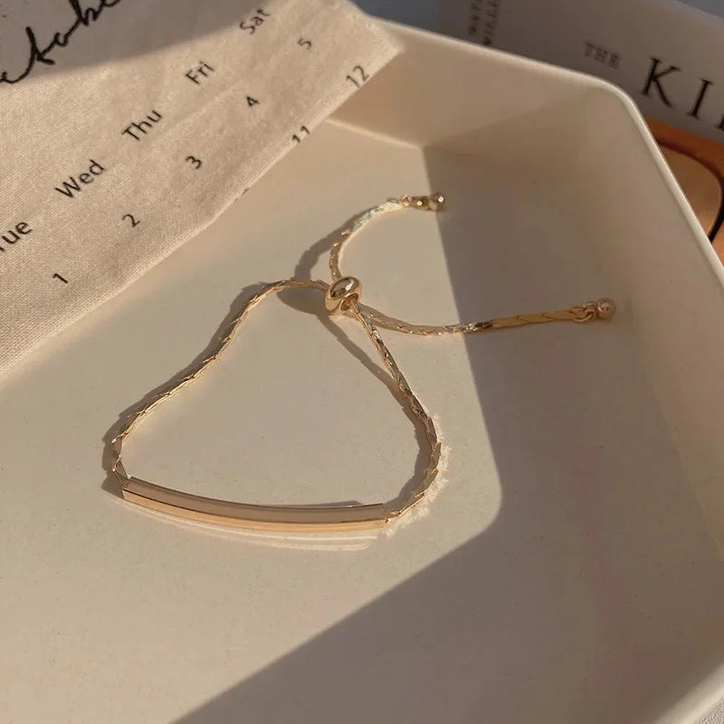 Bracelet avec grand pendentif cœur, étoiles ajourées et boule de feu, orné de perles fantaisie. Fermoir à verrou charmant.