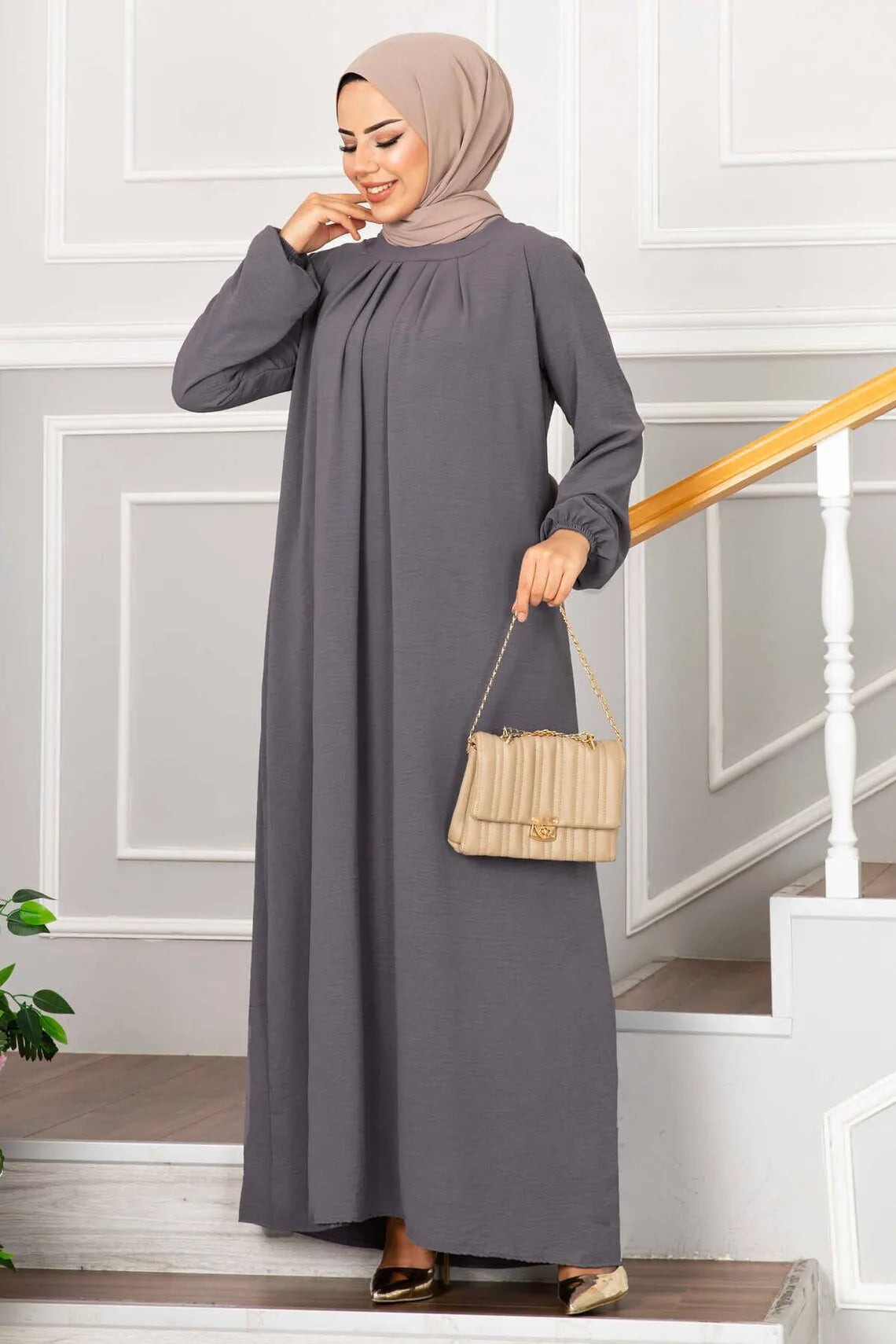 Robe plissée de style marocain, Longue abaya unie et élégante, offrant une allure modeste et raffinée