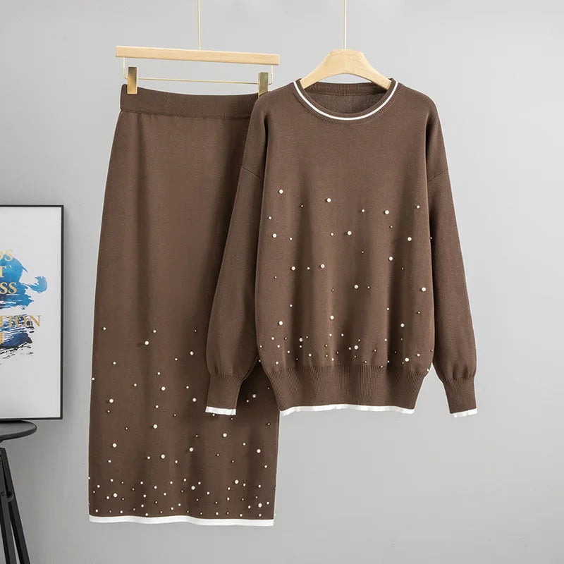 Ensemble tricoté deux pièces pull et longue jupe en maille.