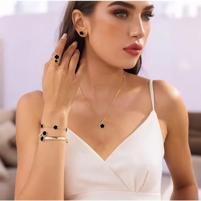 Ensemble de bijoux pour femme 5 pièces « Fleur porte-bonheur » : bracelet, collier, boucles d’oreilles, bracelet rigide et bague assortis.