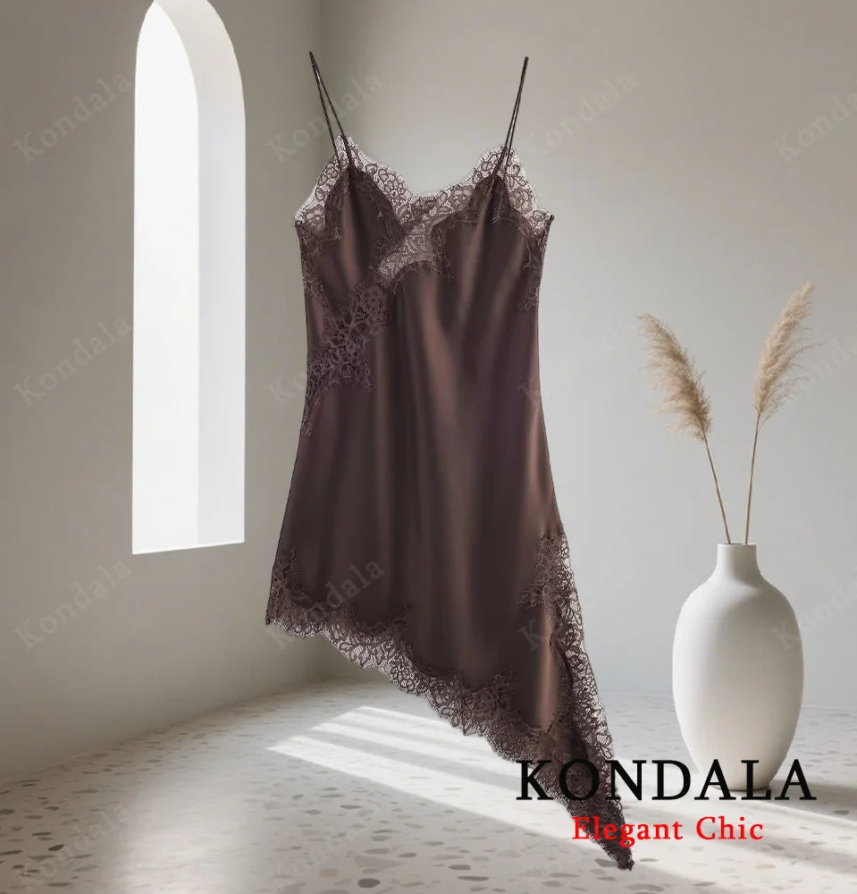 Robe femme élégante en dentelle, coupe asymétrique et col licou.