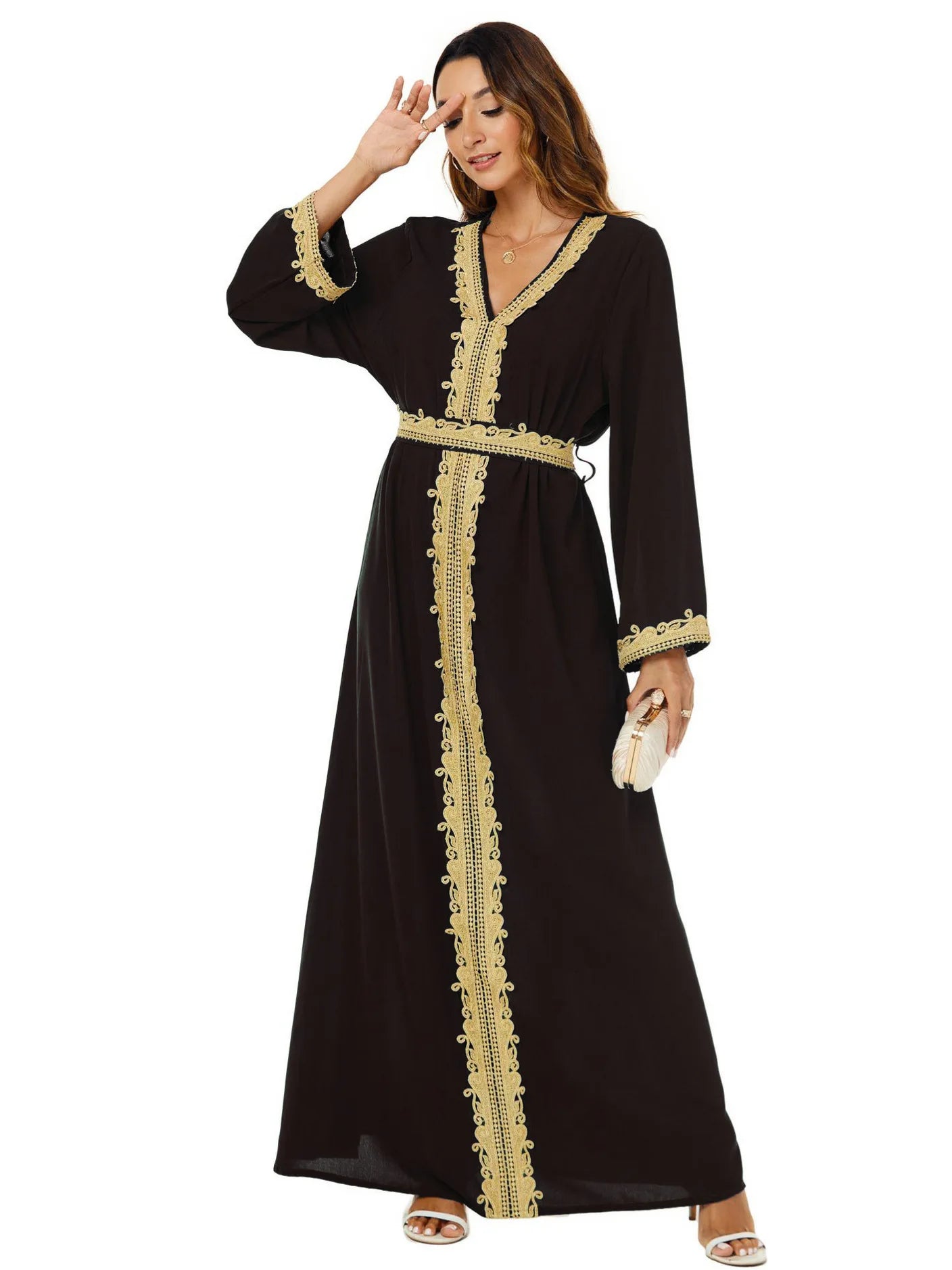 Robe longue inspirée des abayas saoudiennes.