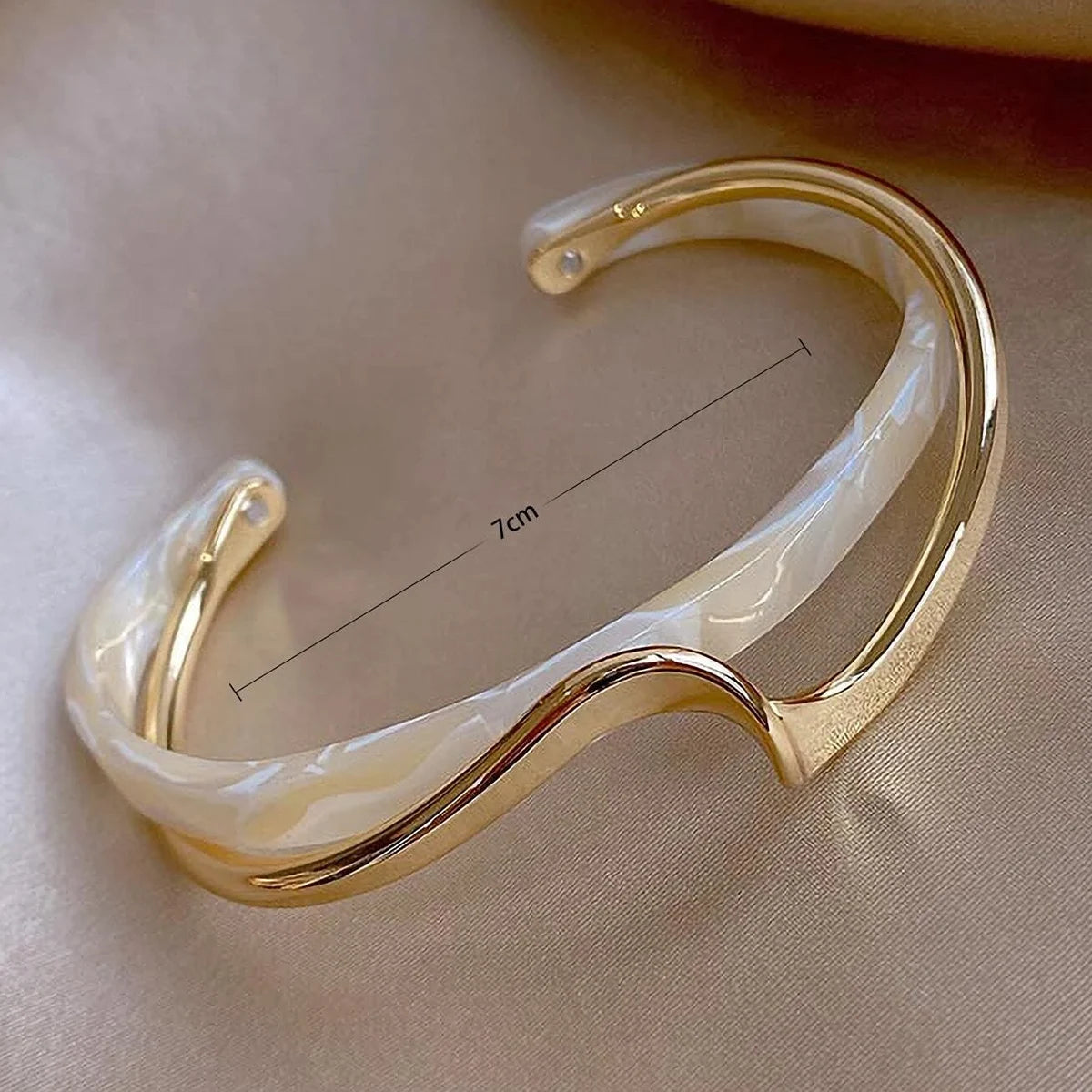 Bracelet doré, en acier inoxydable.