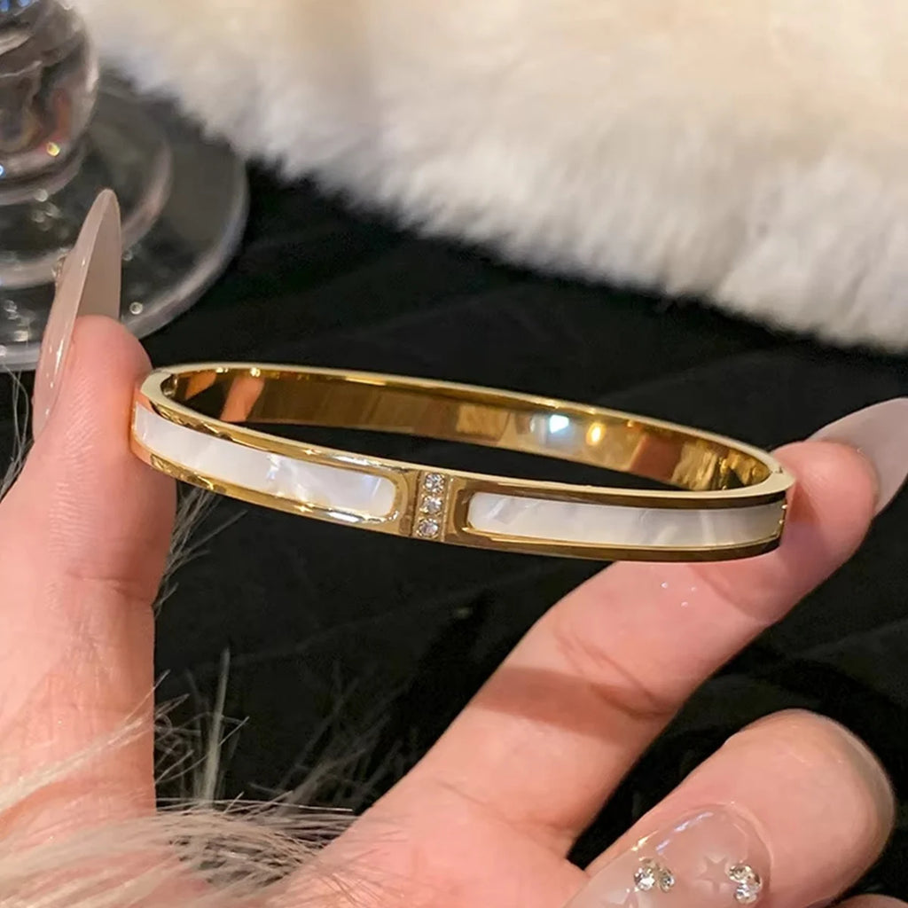 Bracelet doré, en acier inoxydable.