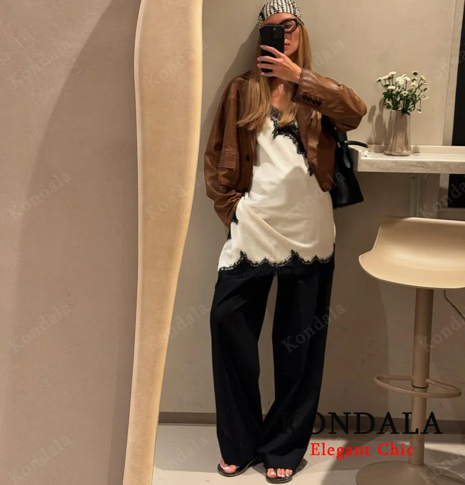 Robe femme élégante en dentelle, coupe asymétrique et col licou.