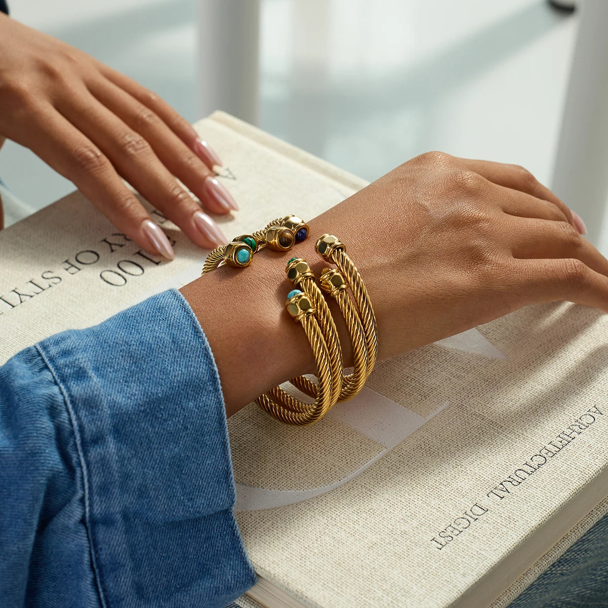 Bracelet empilé en pierre de paon Uworld Simple Classic, en acier inoxydable plaqué or 18K, orné de pierres naturelles turquoise bleues à motif côtelé.