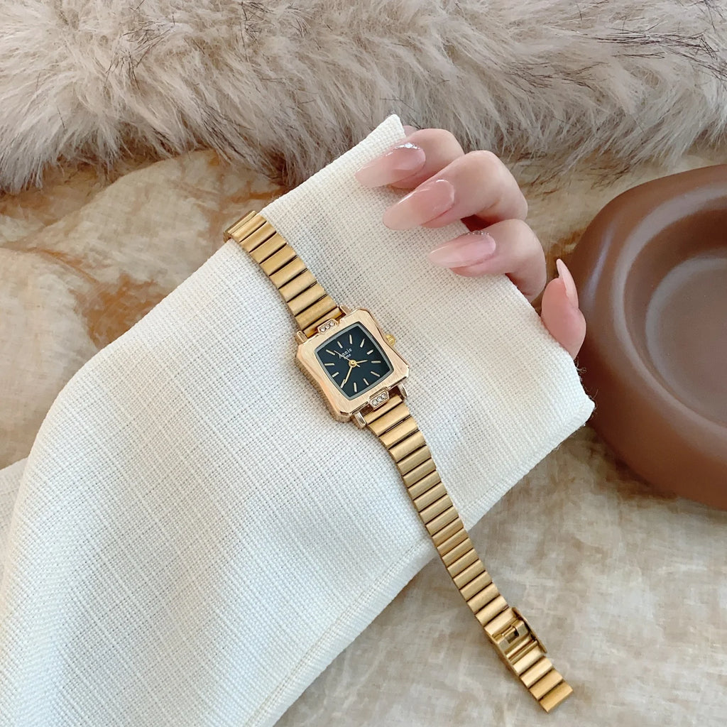 Montre élégante et simple, avec bracelet en acier inoxydable doré et réglable. Cadran carré raffiné.