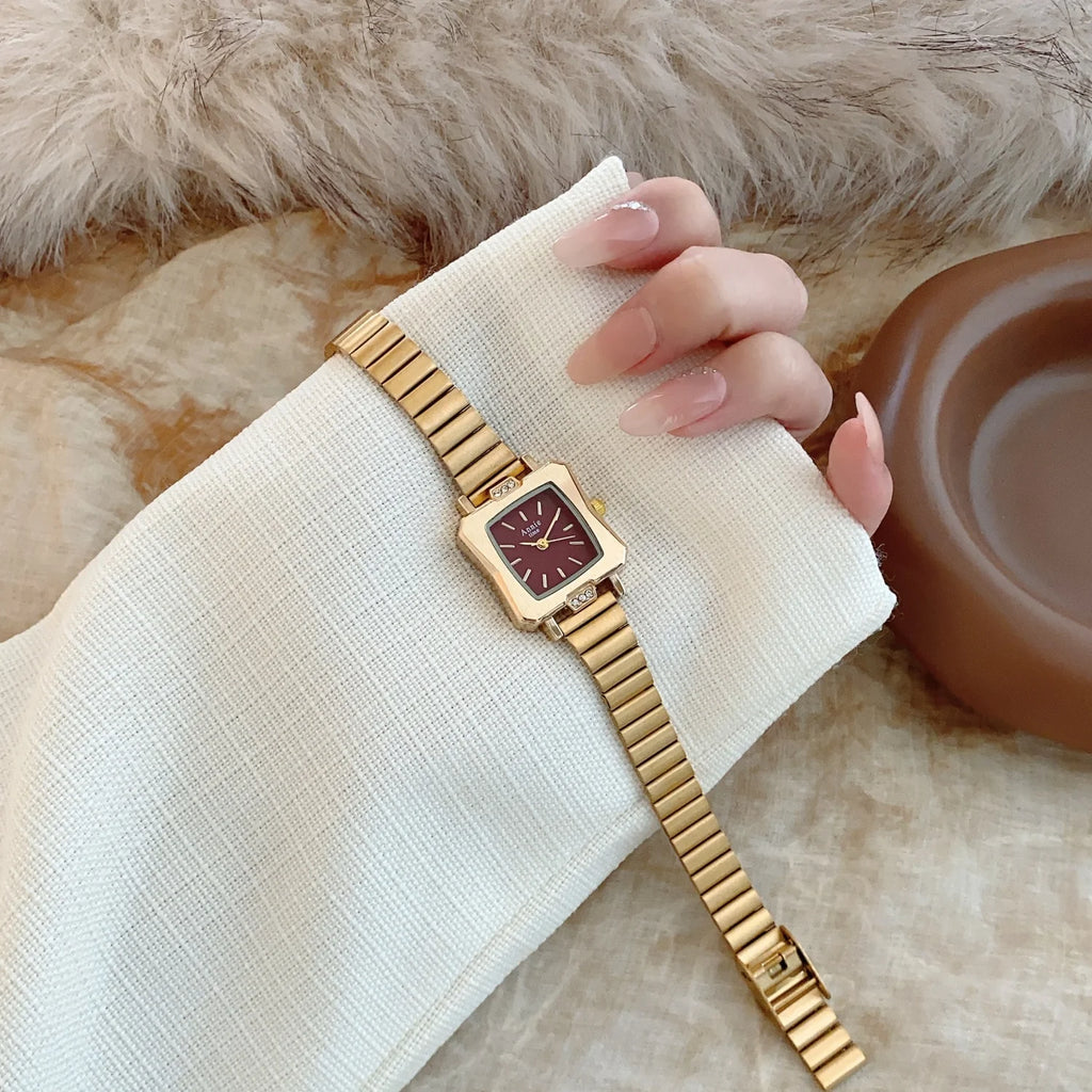 Montre élégante et simple, avec bracelet en acier inoxydable doré et réglable. Cadran carré raffiné.