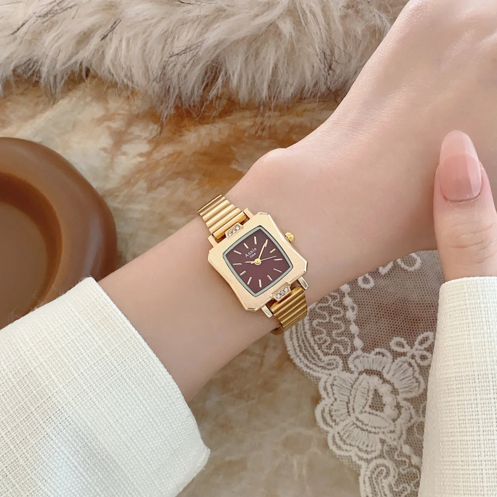 Montre élégante et simple, avec bracelet en acier inoxydable doré et réglable. Cadran carré raffiné.