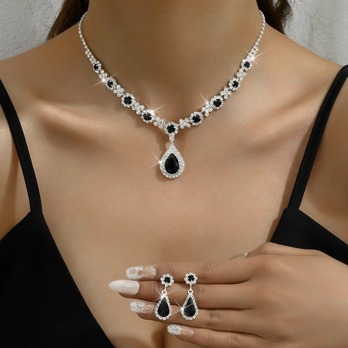 Ensemble de 3 pièces pour femme : collier gouttes de cristal avec boucles d’oreilles.