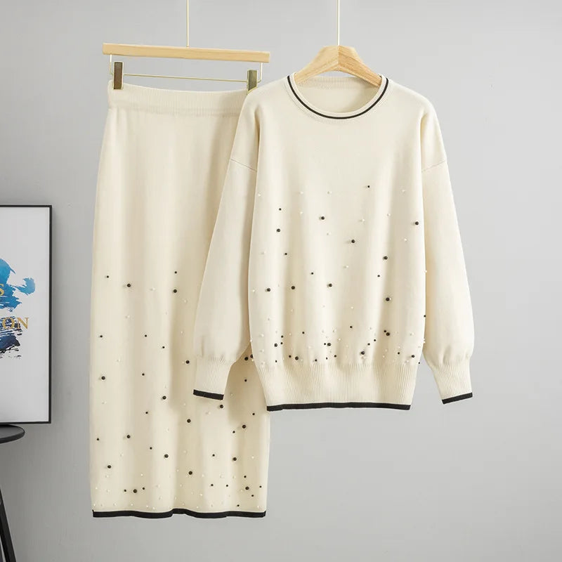 Ensemble tricoté deux pièces pull et longue jupe en maille.