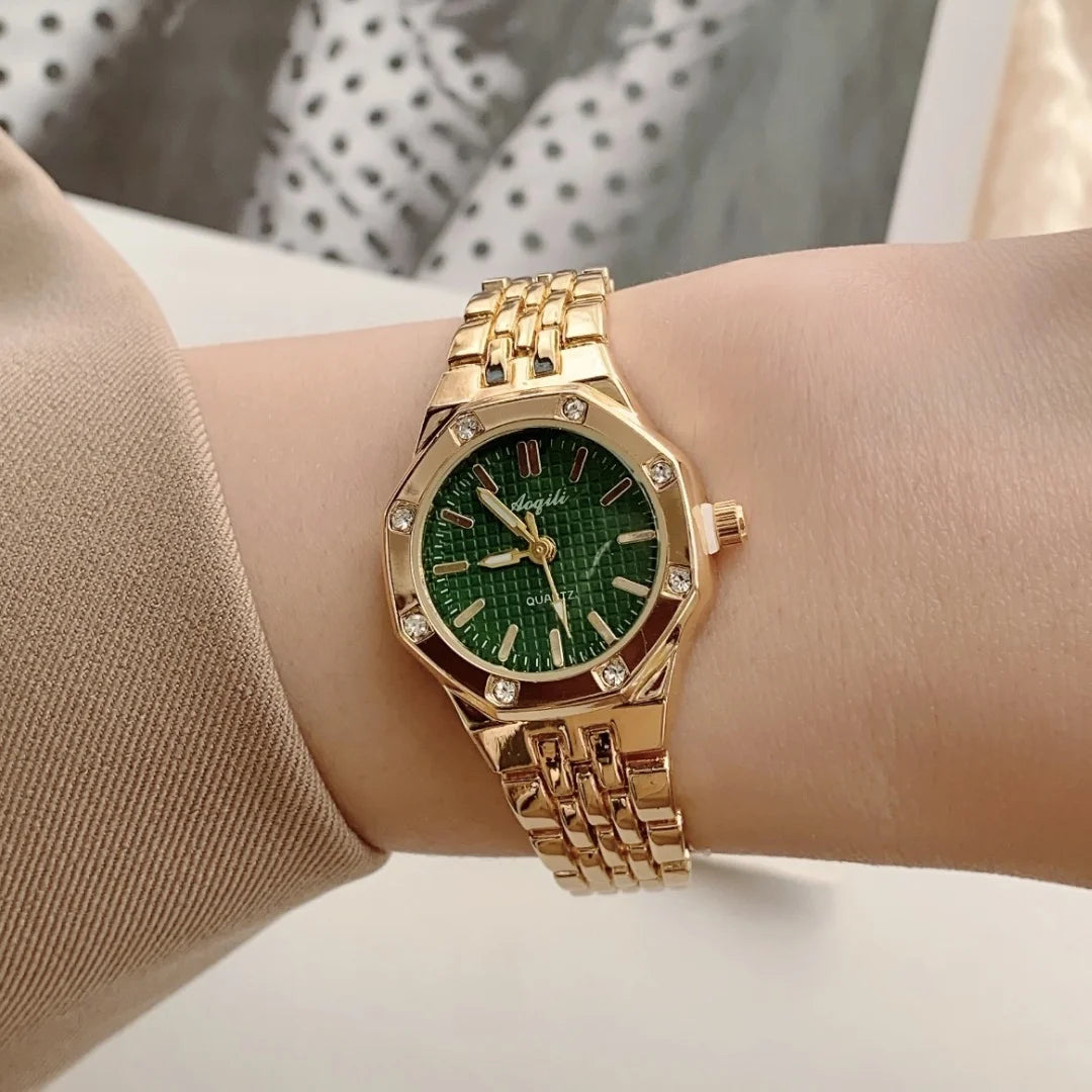 Montre-bracelet femme en acier doré à quartz, style luxe.