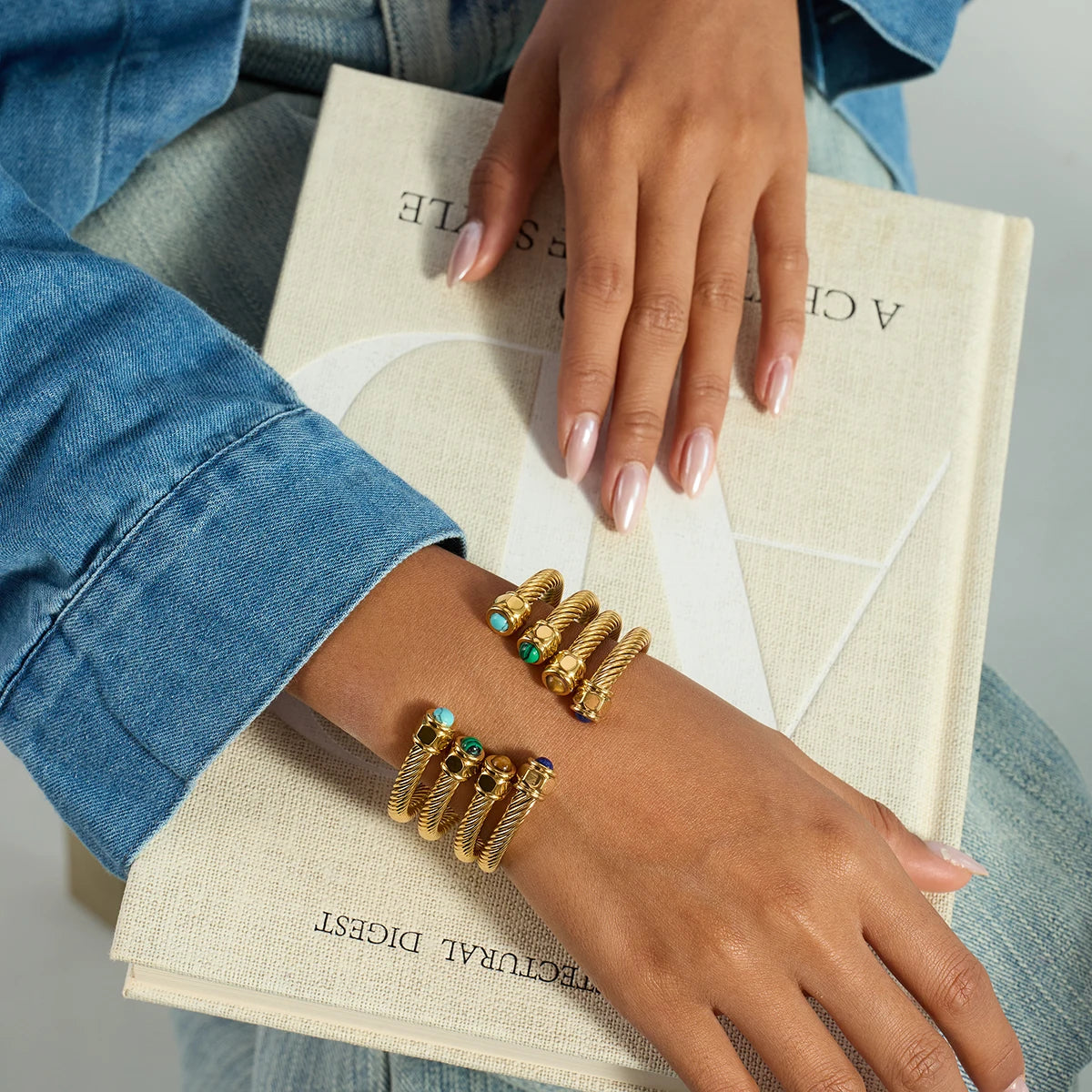 Bracelet empilé en pierre de paon Uworld Simple Classic, en acier inoxydable plaqué or 18K, orné de pierres naturelles turquoise bleues à motif côtelé.