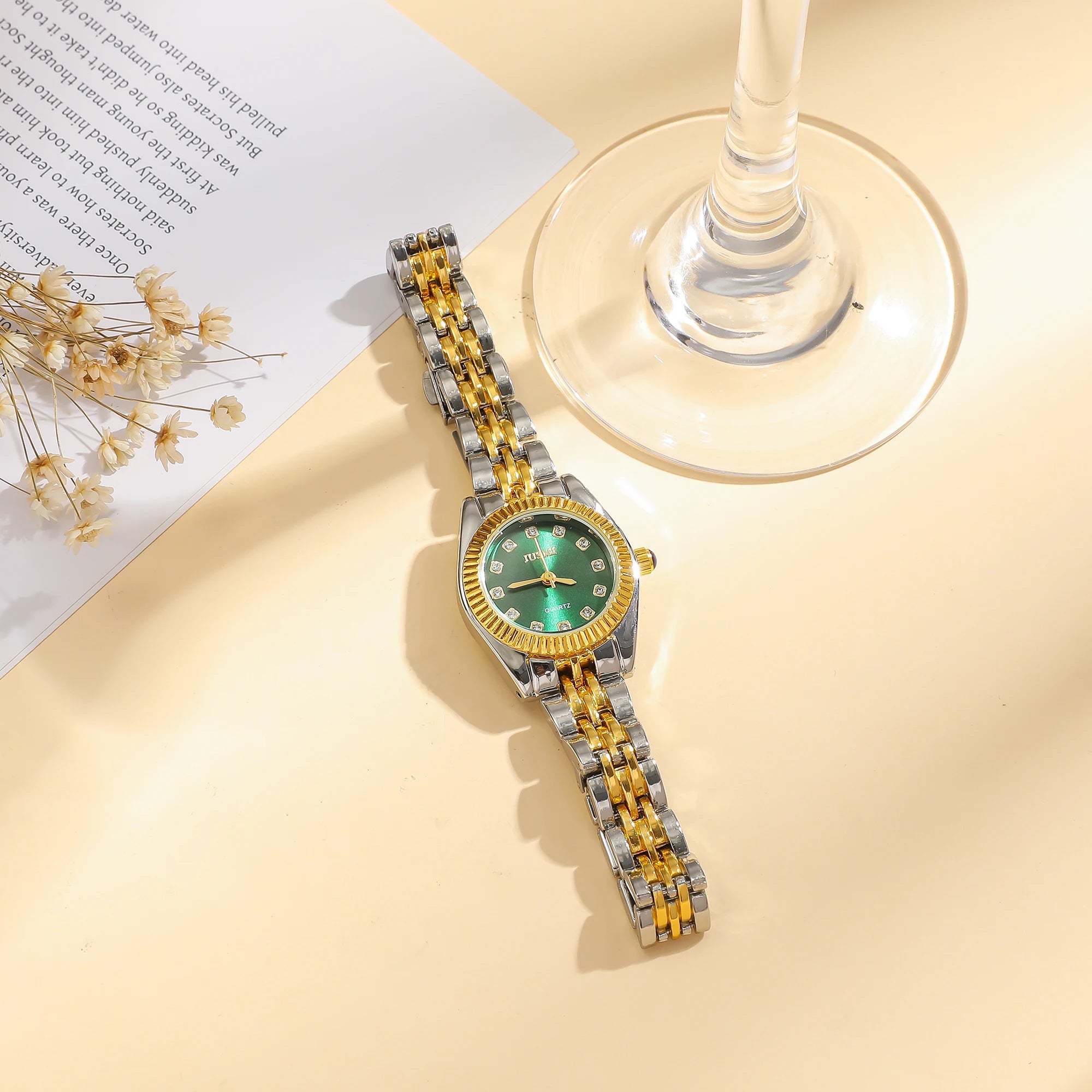 Nouvelle montre Aurora Shell Diamond Stars Roma , avec cadran orné de diamants et bracelet en acier et or.