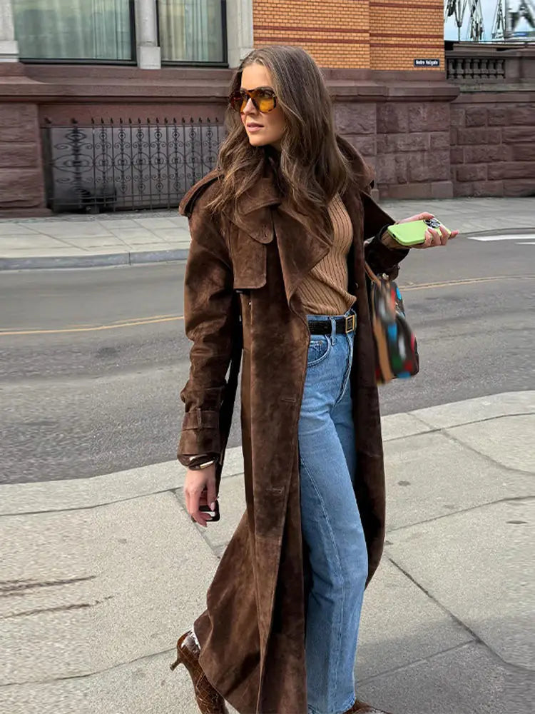 Manteau long en daim vintage élégant avec col à revers, manches longues et laçage décoratif.