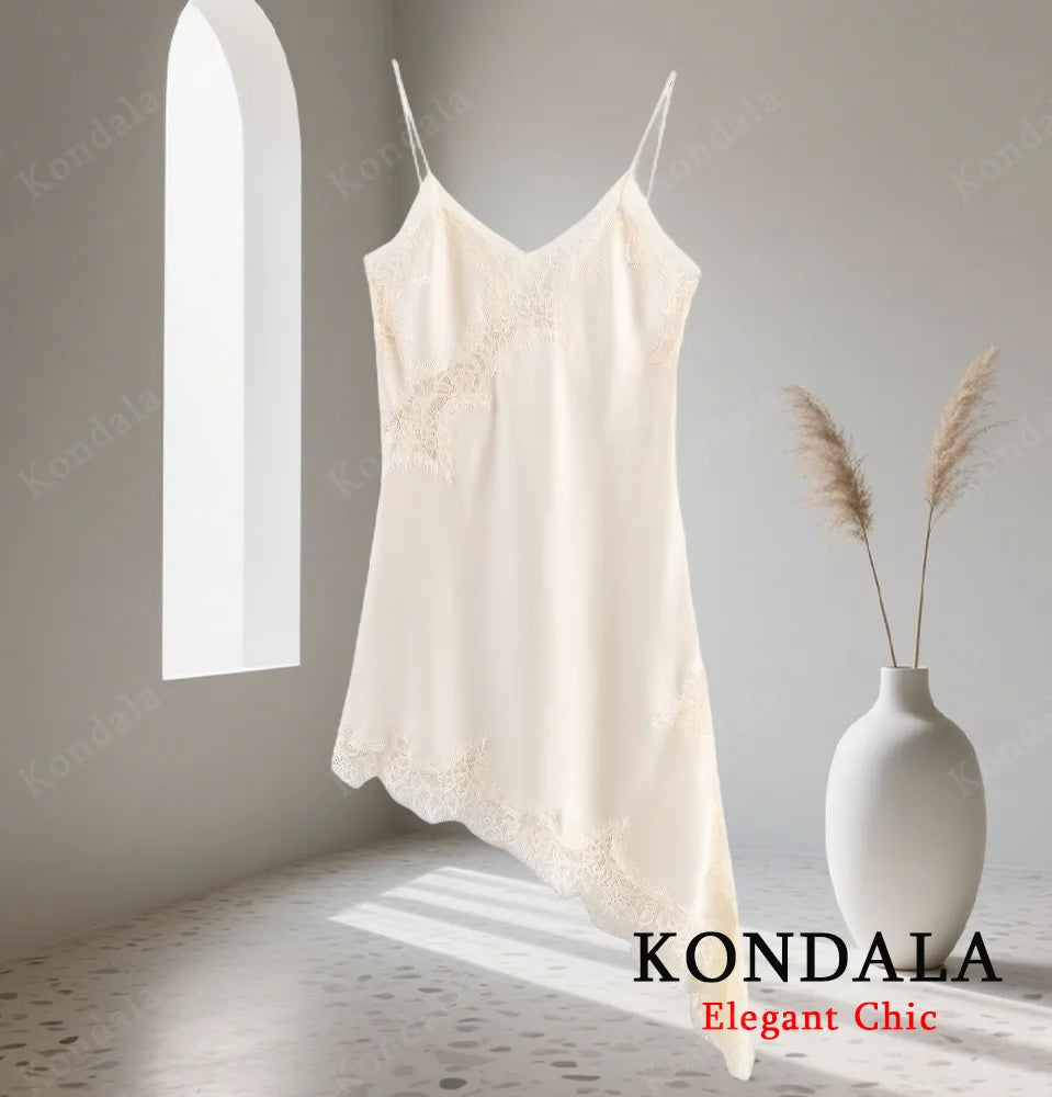 Robe femme élégante en dentelle, coupe asymétrique et col licou.