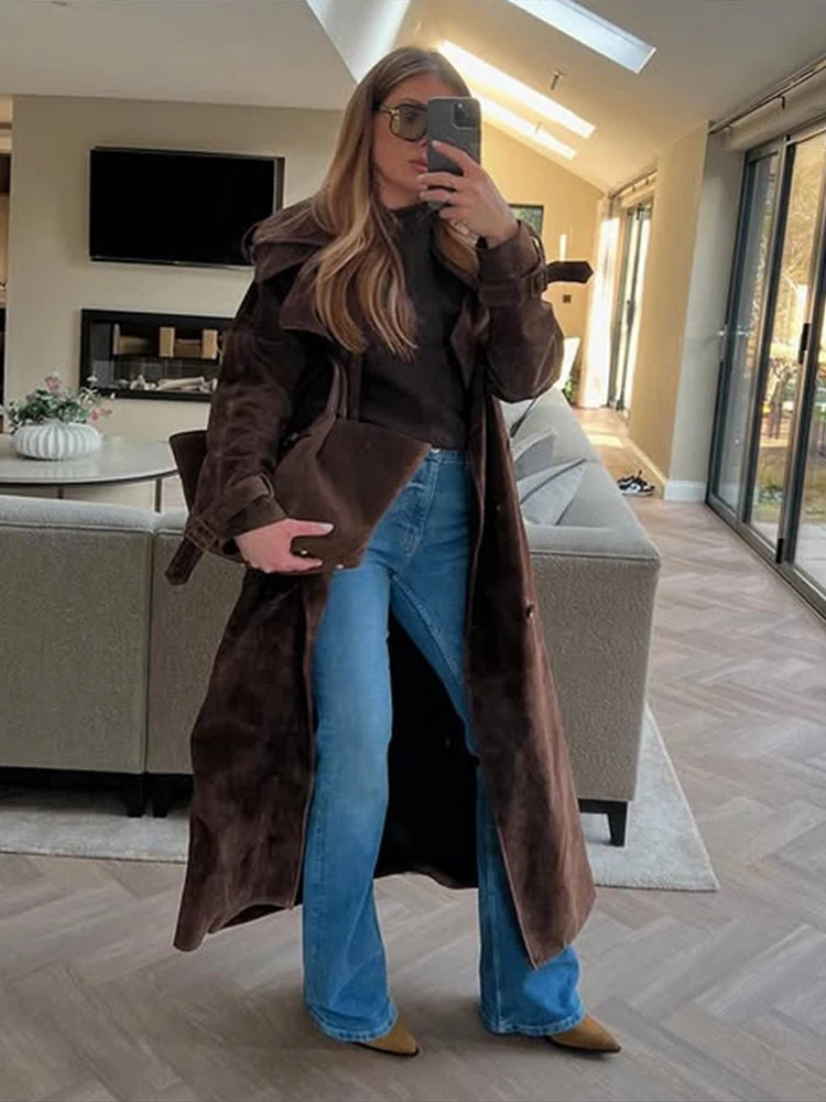 Manteau long en daim vintage élégant avec col à revers, manches longues et laçage décoratif.