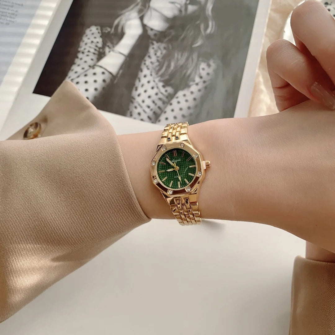 Montre-bracelet femme en acier doré à quartz, style luxe.