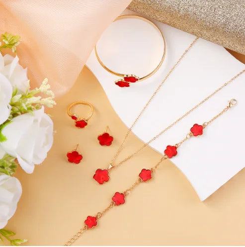 Ensemble de bijoux pour femme 5 pièces « Fleur porte-bonheur » : bracelet, collier, boucles d’oreilles, bracelet rigide et bague assortis.