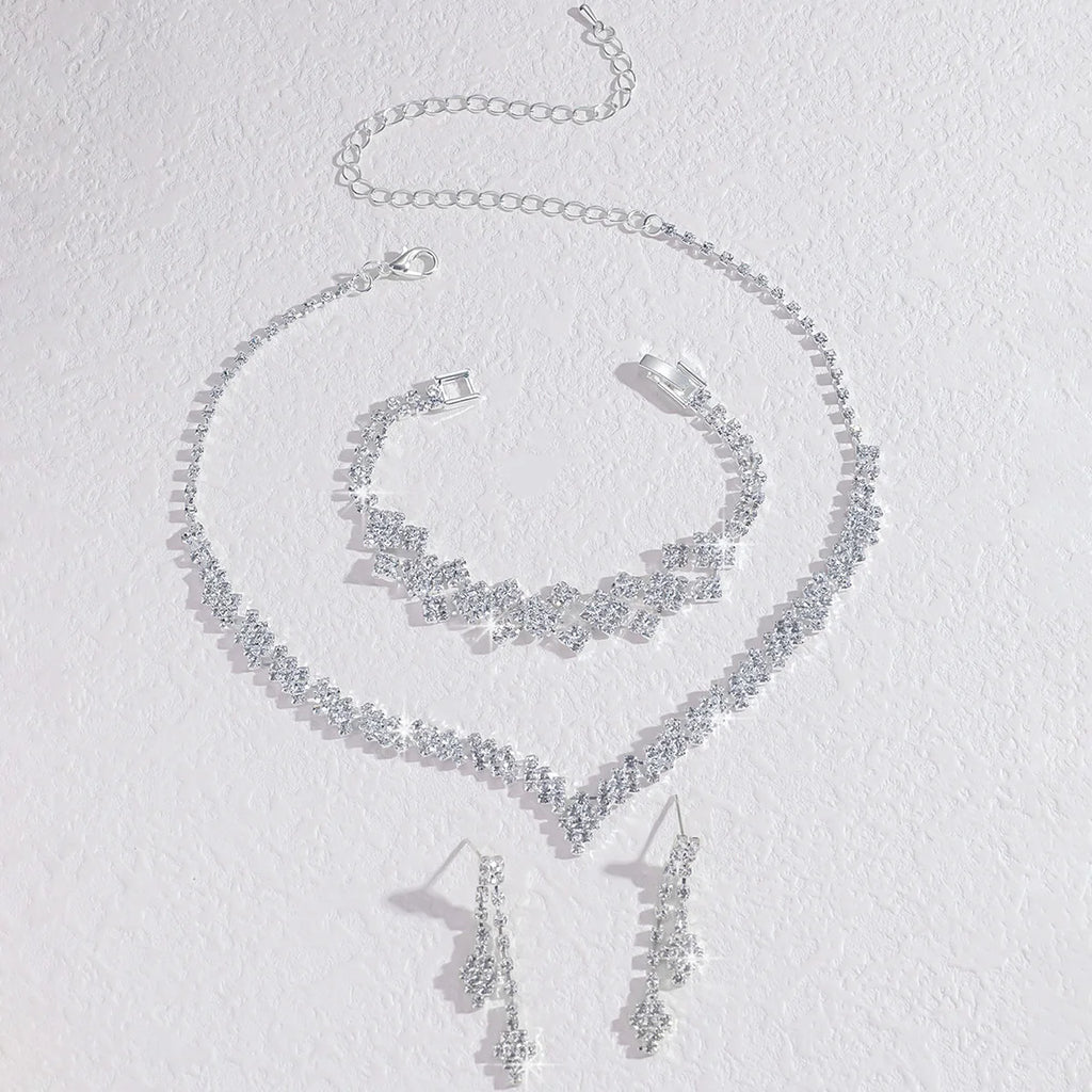 Boucles d’oreilles et collier à pampilles pliantes en strass plaqué argent.