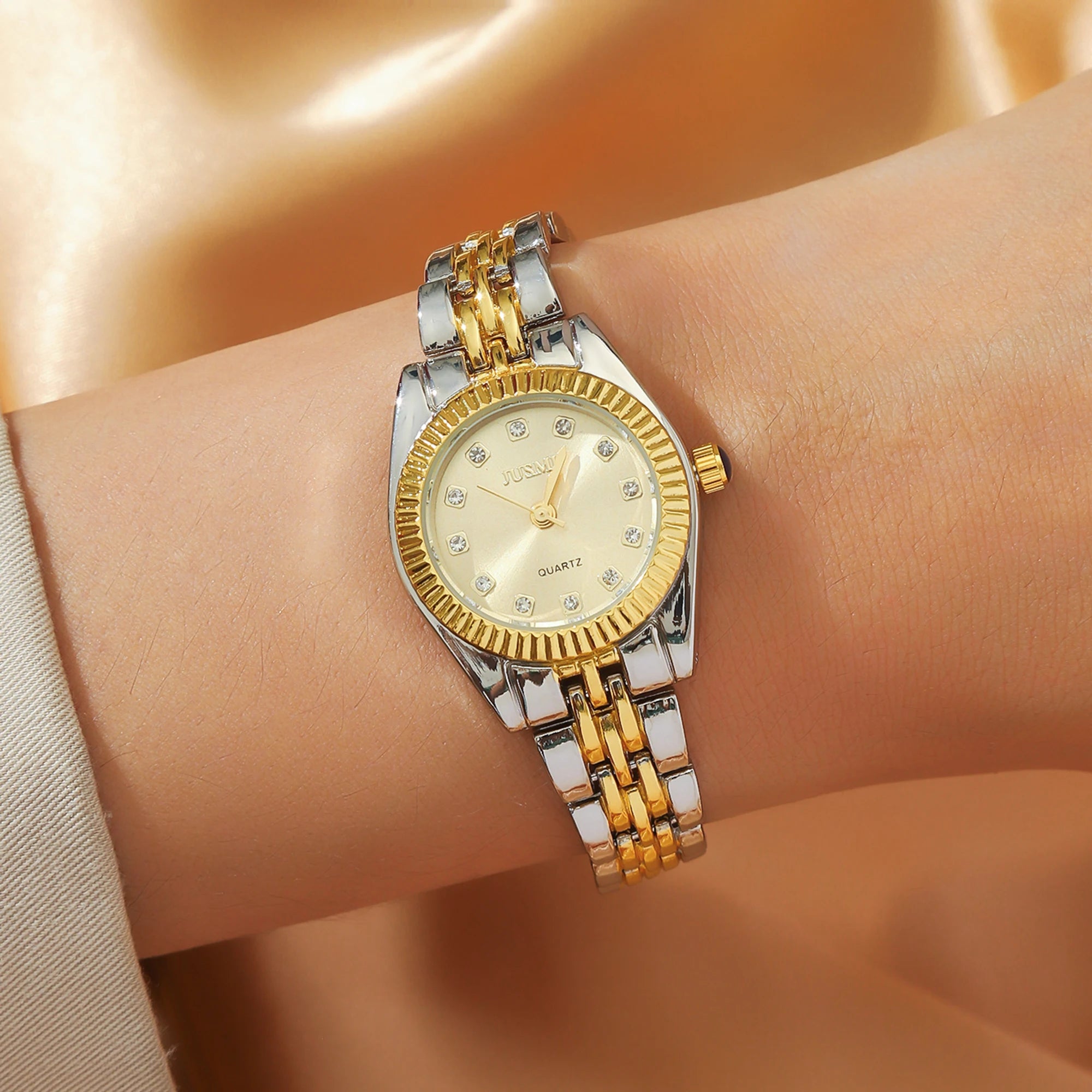 Nouvelle montre Aurora Shell Diamond Stars Roma , avec cadran orné de diamants et bracelet en acier et or.