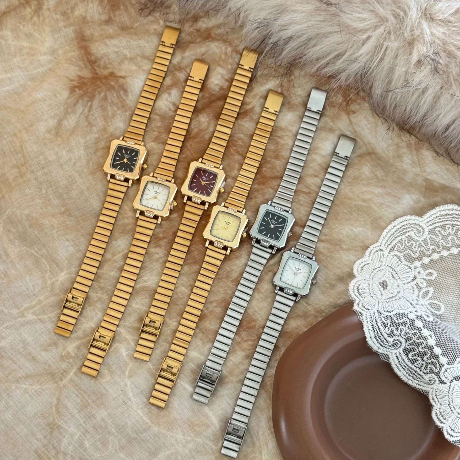 Montre élégante et simple, avec bracelet en acier inoxydable doré et réglable. Cadran carré raffiné.