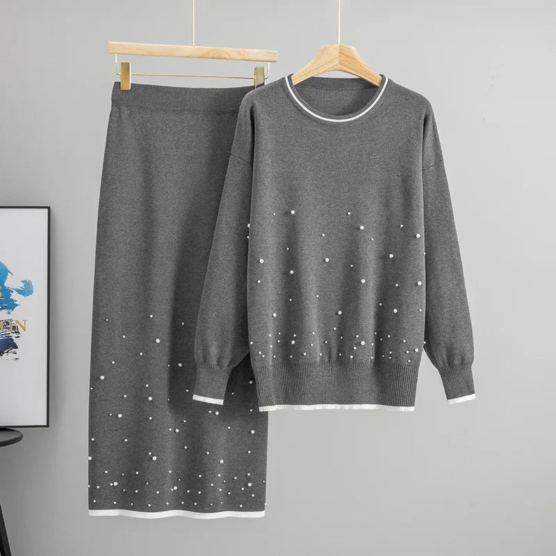 Ensemble tricoté deux pièces pull et longue jupe en maille.
