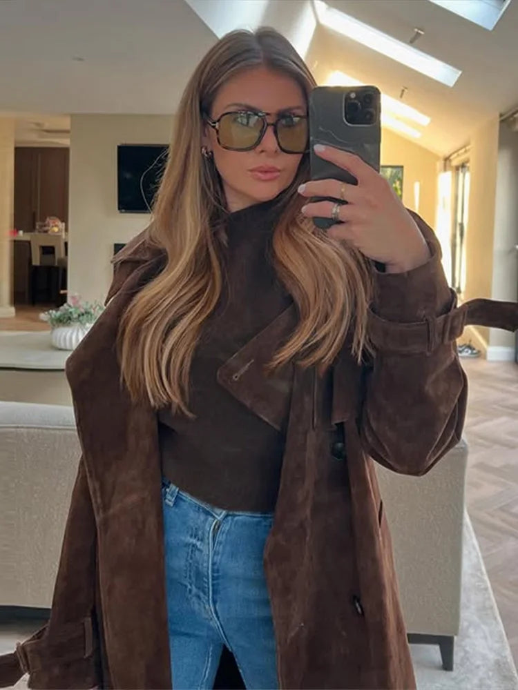 Manteau long en daim vintage élégant avec col à revers, manches longues et laçage décoratif.