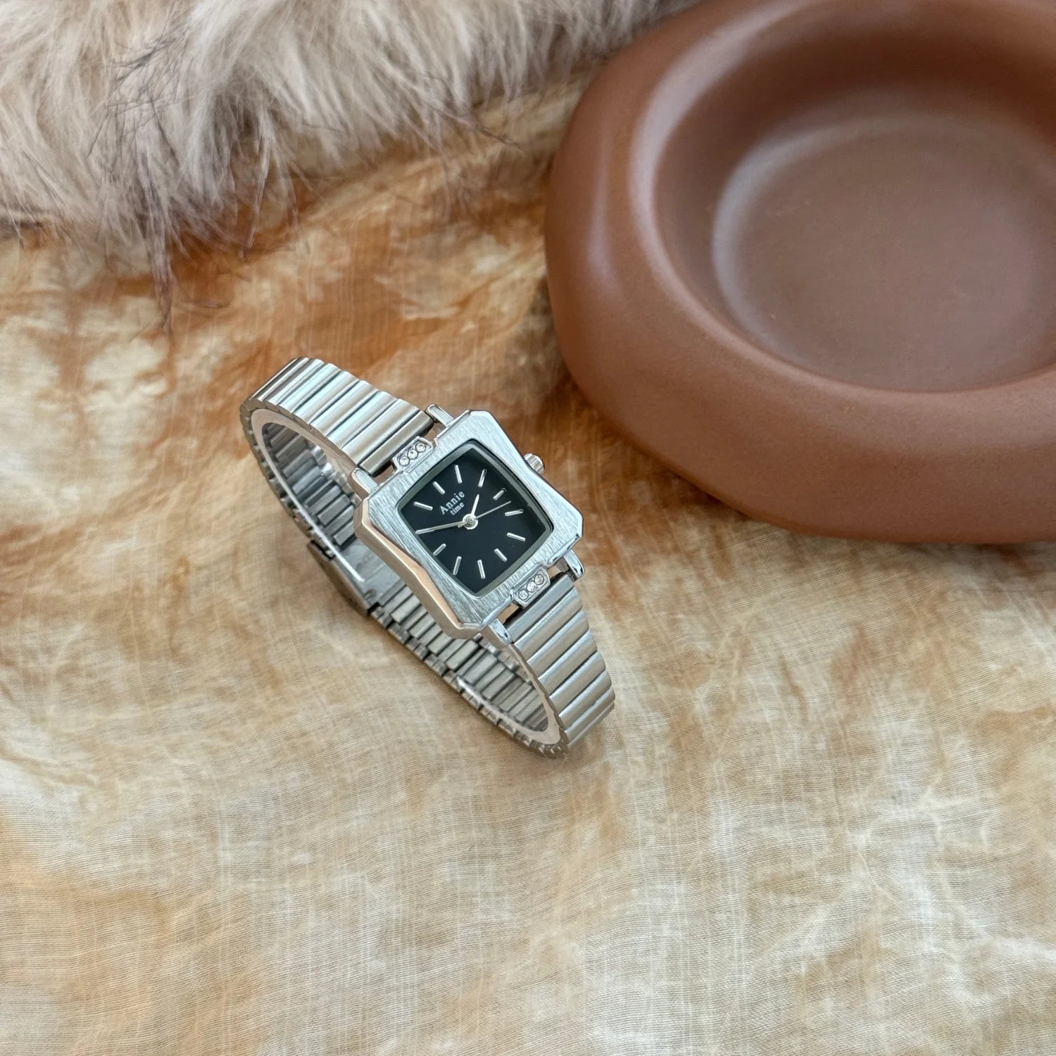 Montre élégante et simple, avec bracelet en acier inoxydable doré et réglable. Cadran carré raffiné.