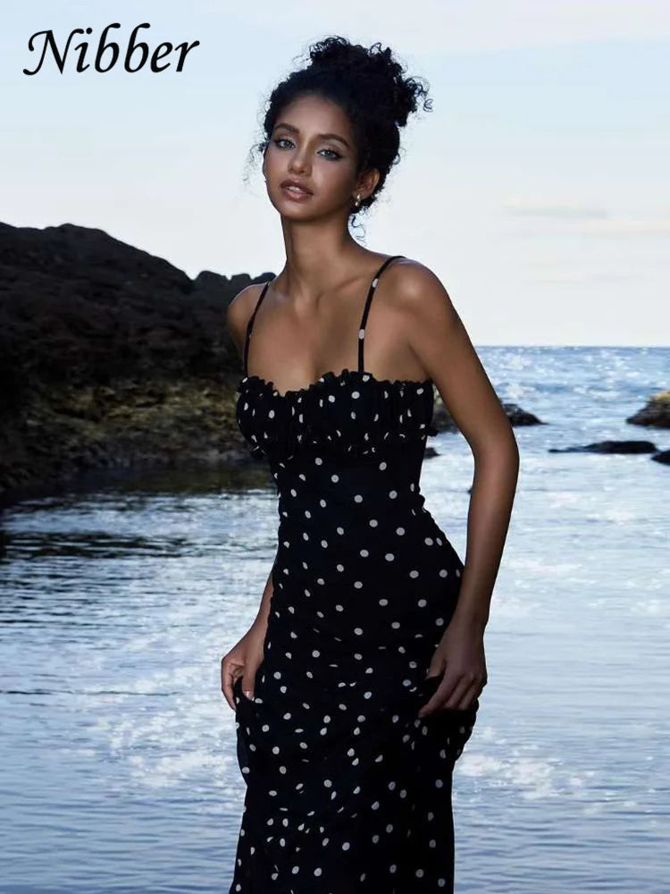 Robe moulante à bretelles et à pois