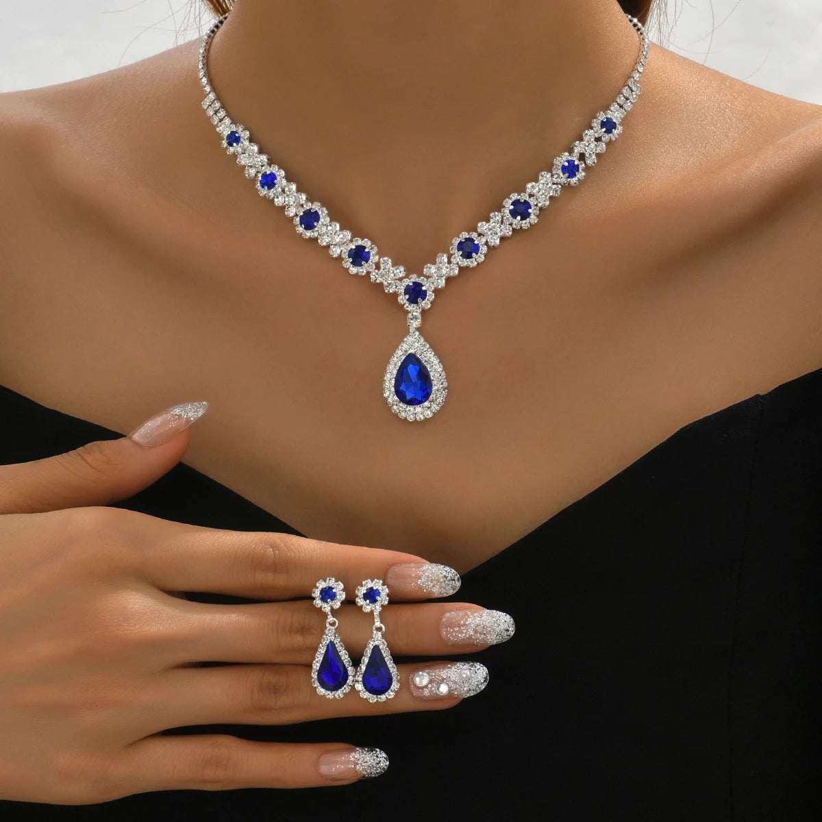 Ensemble de 3 pièces pour femme : collier gouttes de cristal avec boucles d’oreilles.