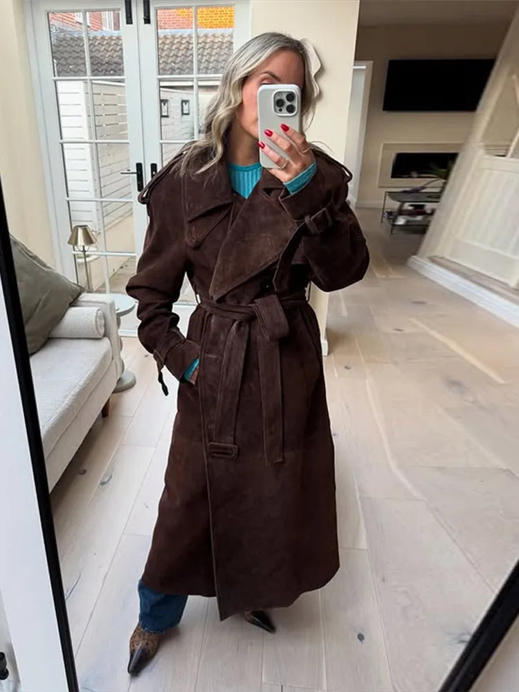 Manteau long en daim vintage élégant avec col à revers, manches longues et laçage décoratif.