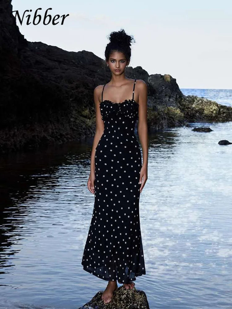 Robe moulante à bretelles et à pois