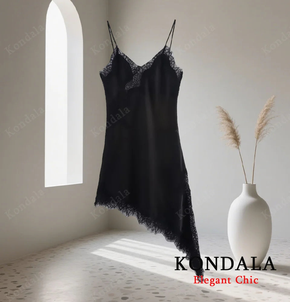 Robe femme élégante en dentelle, coupe asymétrique et col licou.