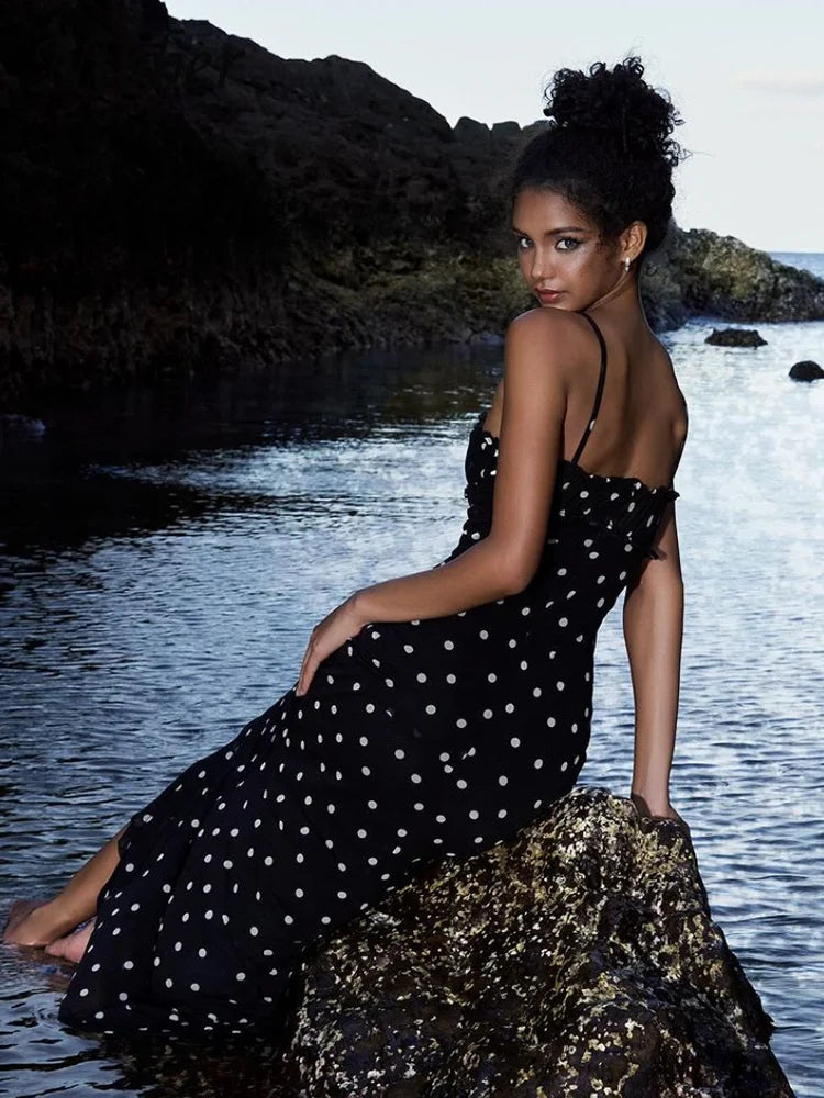 Robe moulante à bretelles et à pois