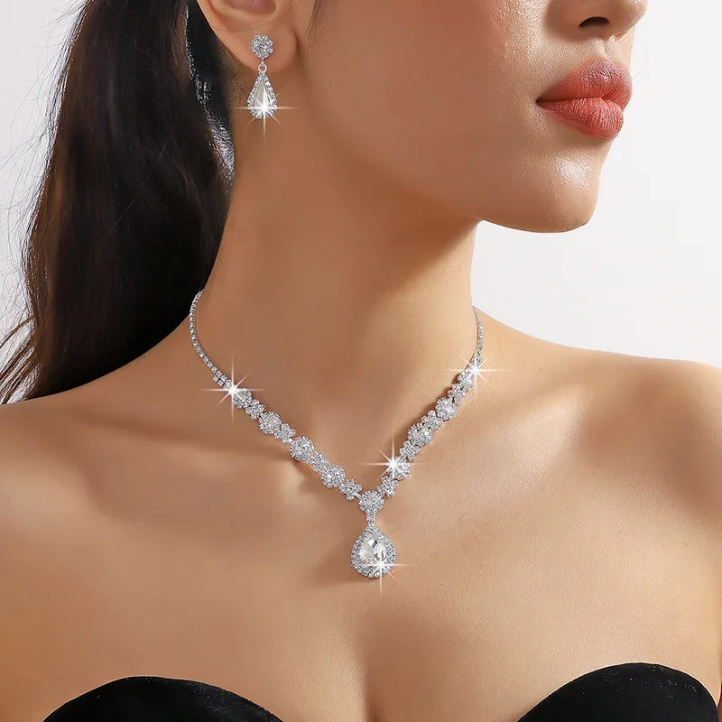 Ensemble de 3 pièces pour femme : collier gouttes de cristal avec boucles d’oreilles.