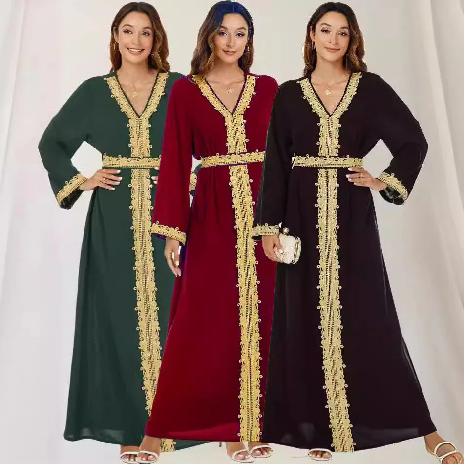 Robe longue inspirée des abayas saoudiennes.