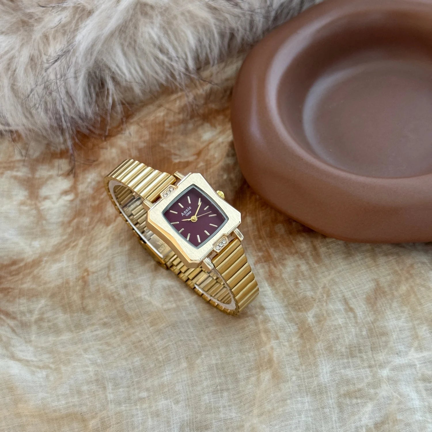 Montre élégante et simple, avec bracelet en acier inoxydable doré et réglable. Cadran carré raffiné.